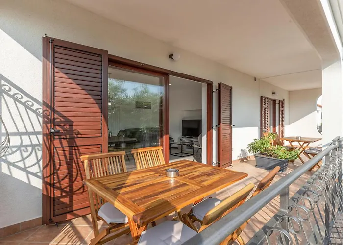 1 Bedroom Awesome In Apartma *