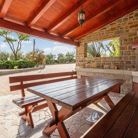 Apartamento Lovely In With House Sea View