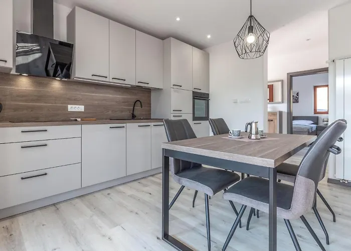 1 Bedroom Awesome In דירה *